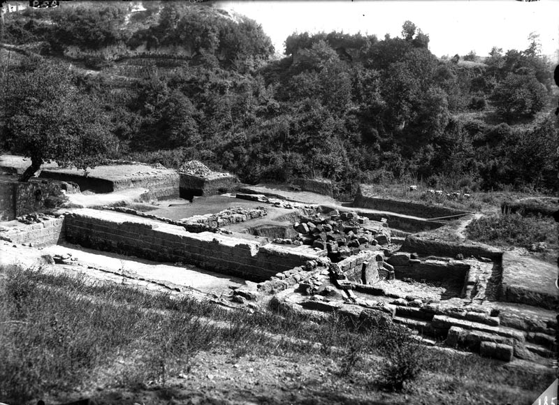 Photograph of the excavation. Photographic archive, ETRU National Etruscan Museum.